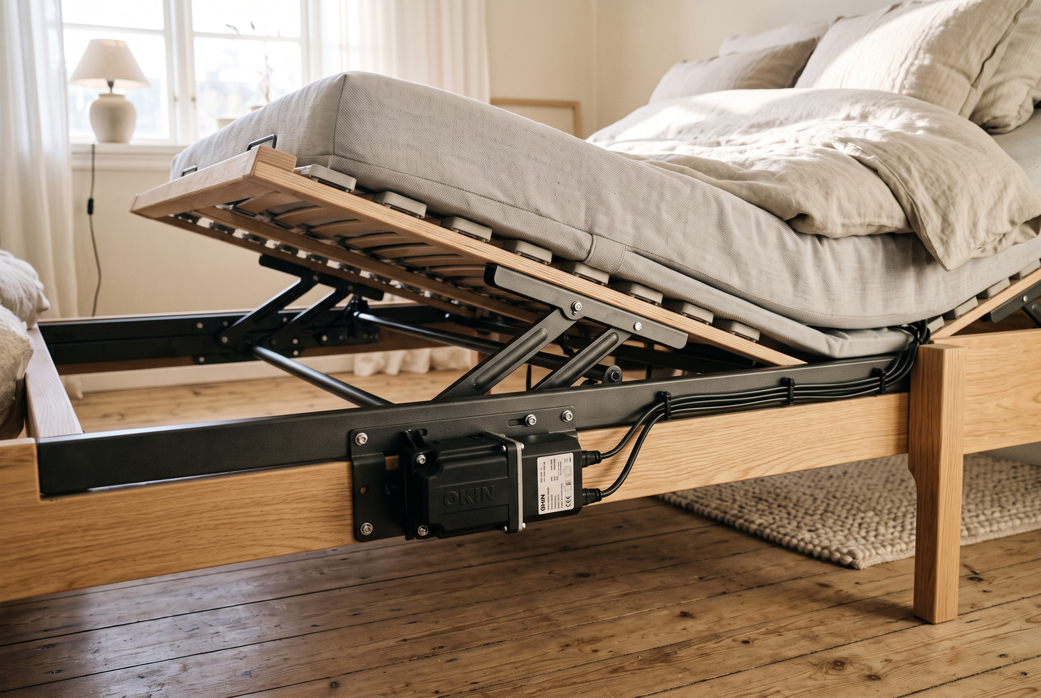 Motor und Beschläge eines elektrischen Lattenrosts unter dem Bett